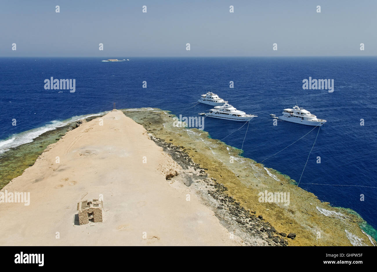 Blick vom Leuchtturm von Big Brother auf dem Meer und Littele Bruder und Tauchsafari Boote, Brother Islands, Rotes Meer, Ägypten Stockfoto