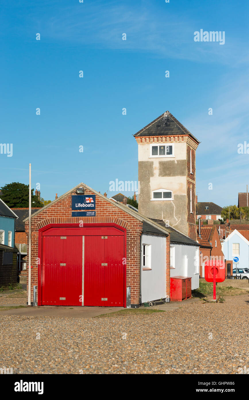 Das alte Rettungsboot Bahnhofsgebäude Aldeburgh Strand, Suffolk UK Stockfoto