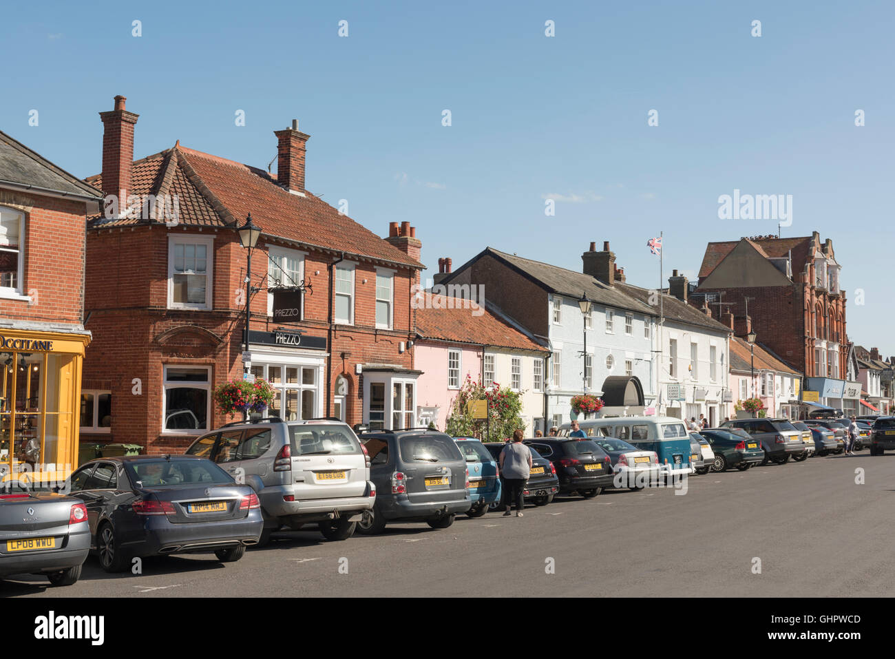 Der High Street in Aldeburgh Suffolk Uk an einem sonnigen Sommertag Stockfoto