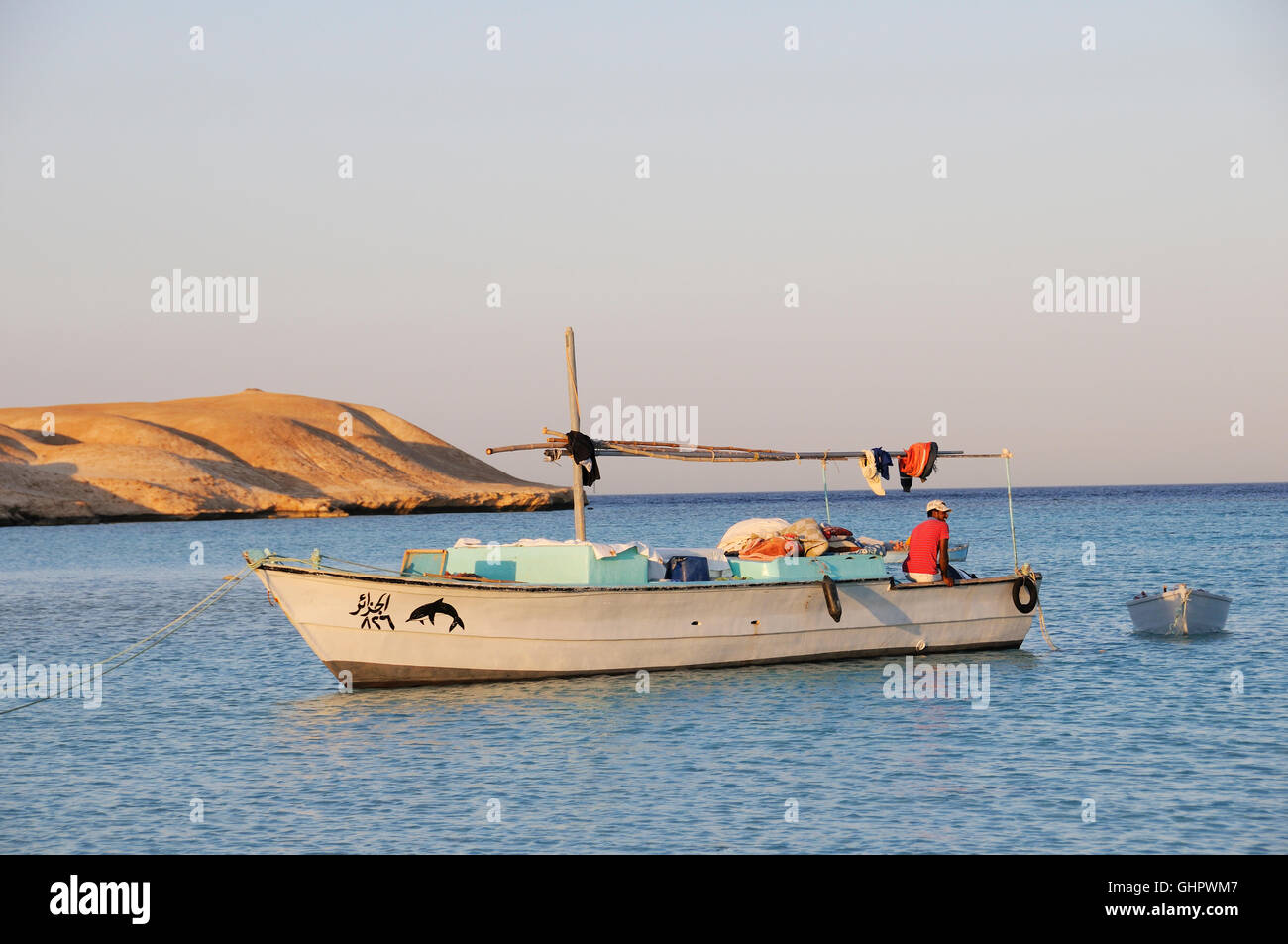 Ägypten-Fischer und Angelboot/Fischerboot auf das Meer, Bluff Point, Rotes Meer, Ägypten, Afrika Stockfoto