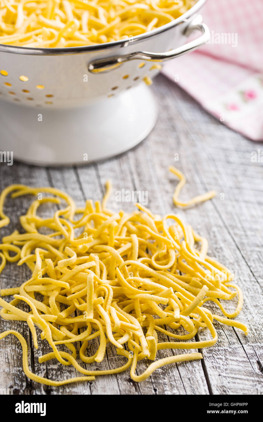 Leckere Spätzle-Nudeln auf alten Küchentisch. Stockfoto