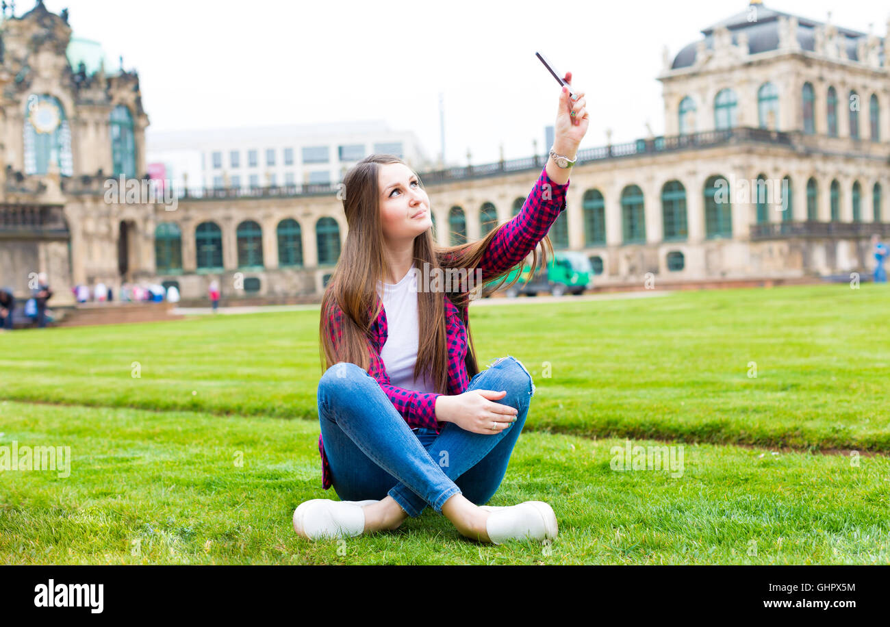 Frau Tourist fotografiert das historische Stadtzentrum von Dresden, Deutschland Stockfoto