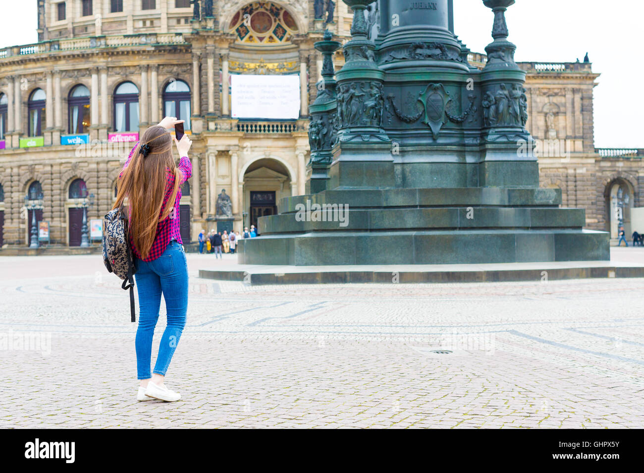 Frau Tourist fotografiert das Opera House, Dresden, Deutschland Stockfoto