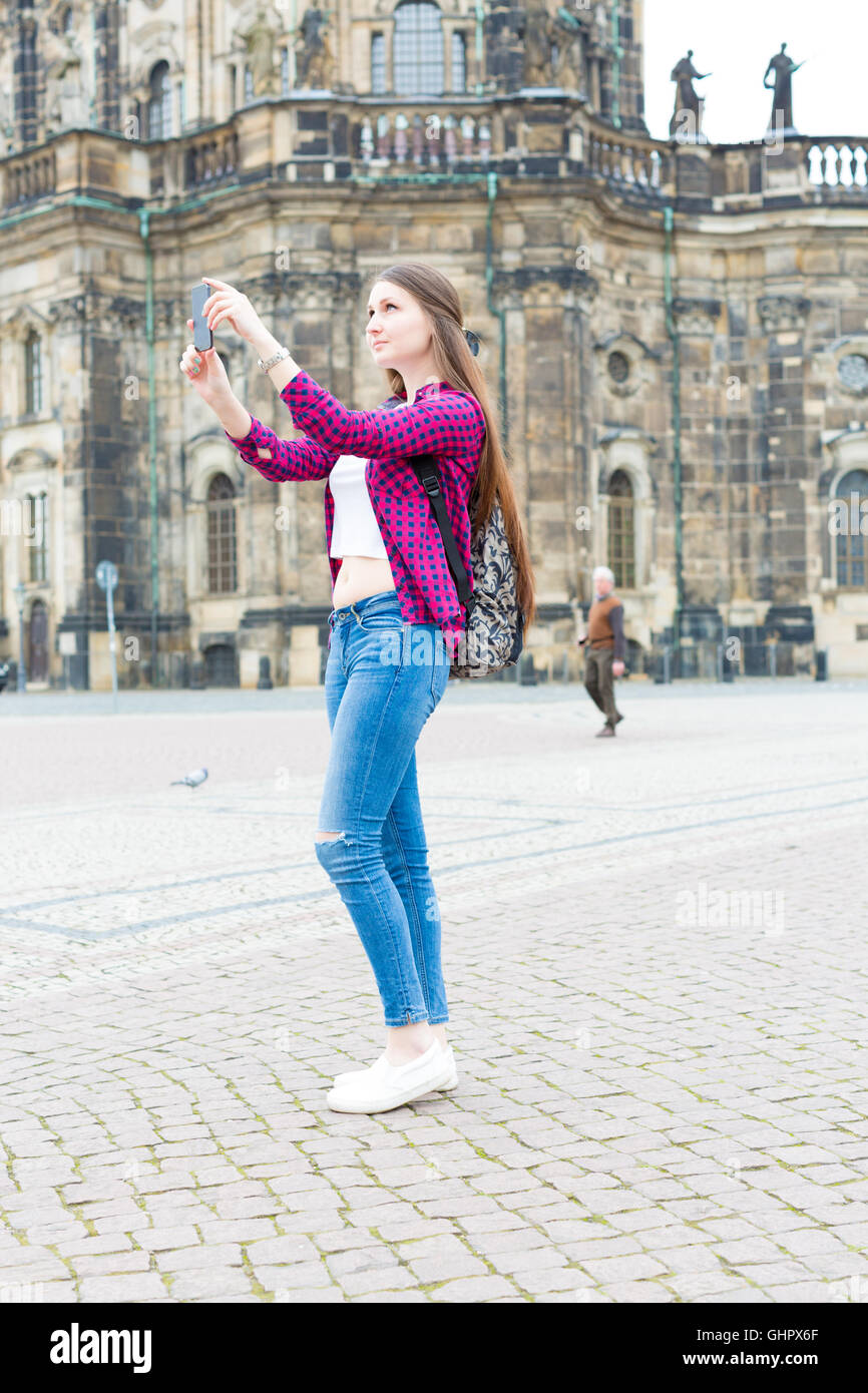 Frau Tourist fotografiert das historische Stadtzentrum von Dresden, Deutschland Stockfoto