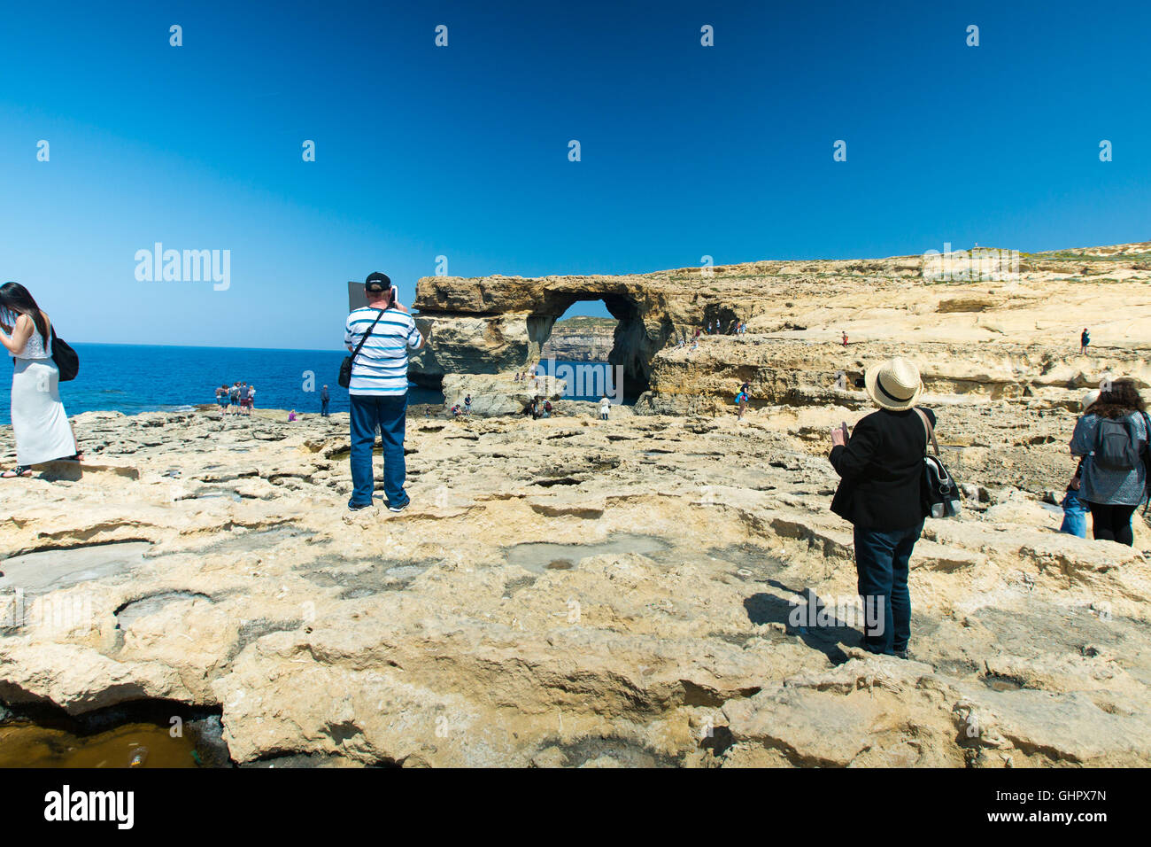 INSEL GOZO, MALTA INSEL - 5. NOVEMBER 2015. Menschen machen Sie Fotos von Azure Window, eine der schönsten Attraktionen von Gozo Stockfoto