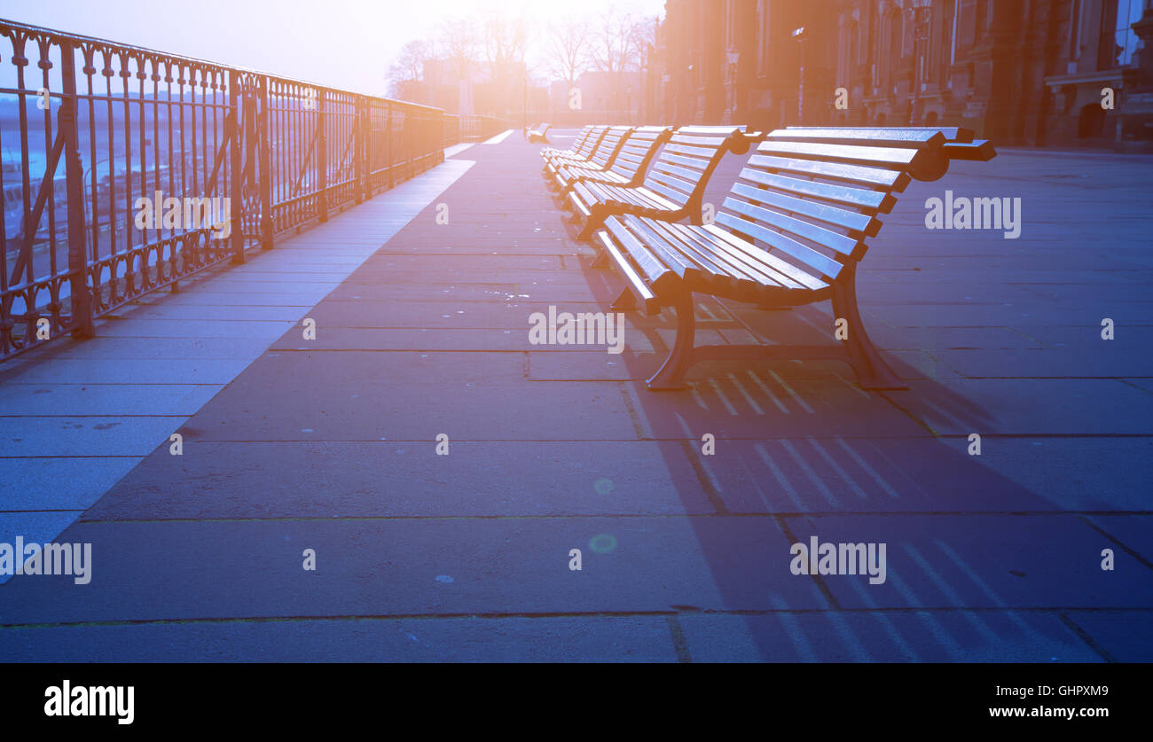 Bank am Sonnenaufgang am Morgen in leere Stadt Stockfoto