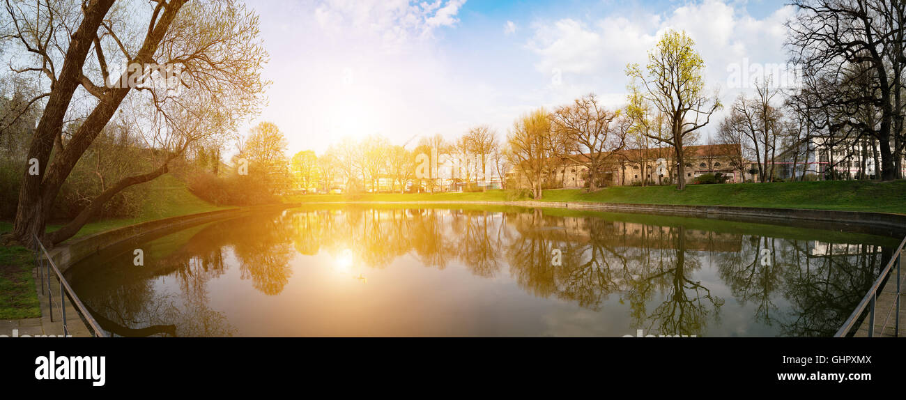 Kleiner See in den Sonnenaufgang Stockfoto