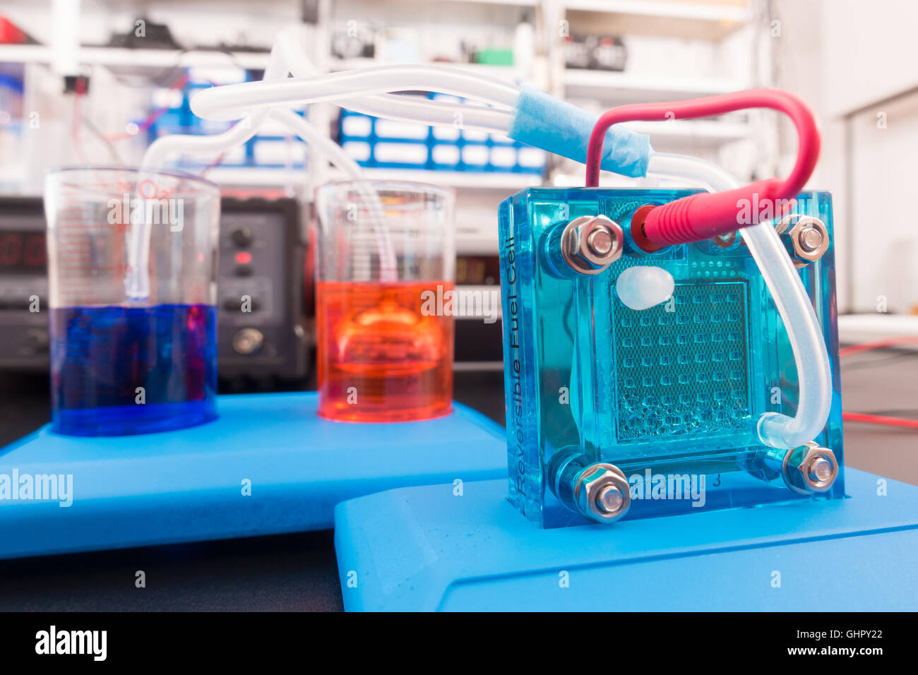 Wasserstoff-Brennstoffzelle, eine Brennstoffzelle ist ein Gerät, das die chemische Energie aus einem Brennstoff in elektrischen Strom umwandelt Stockfoto