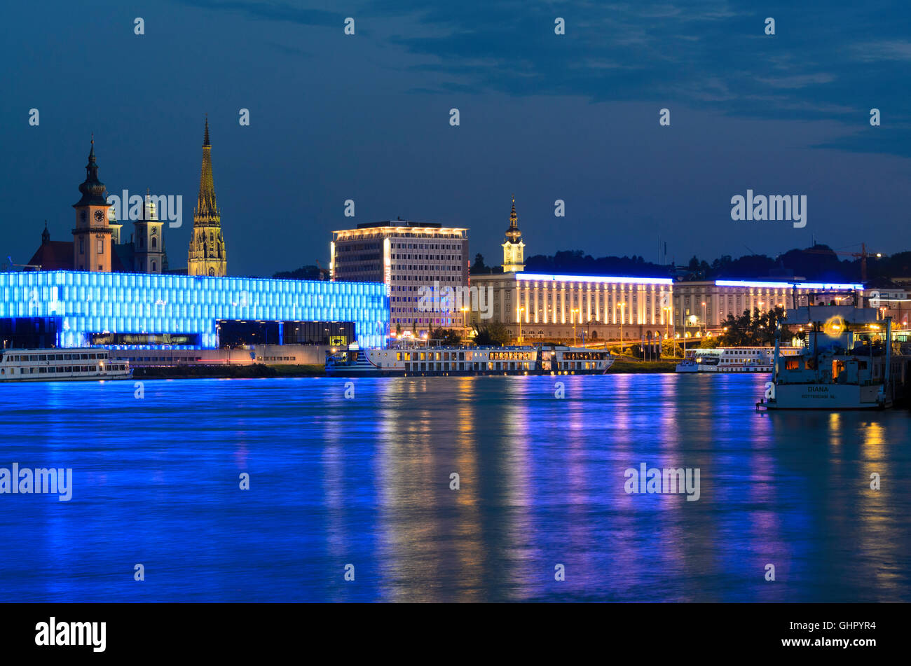 Linz: Lentos Kunstmuseum und die Türme der Pfarrkirche, die alte Kathedrale, neuen Dom und Landhaus (State House) (von links nach r Stockfoto