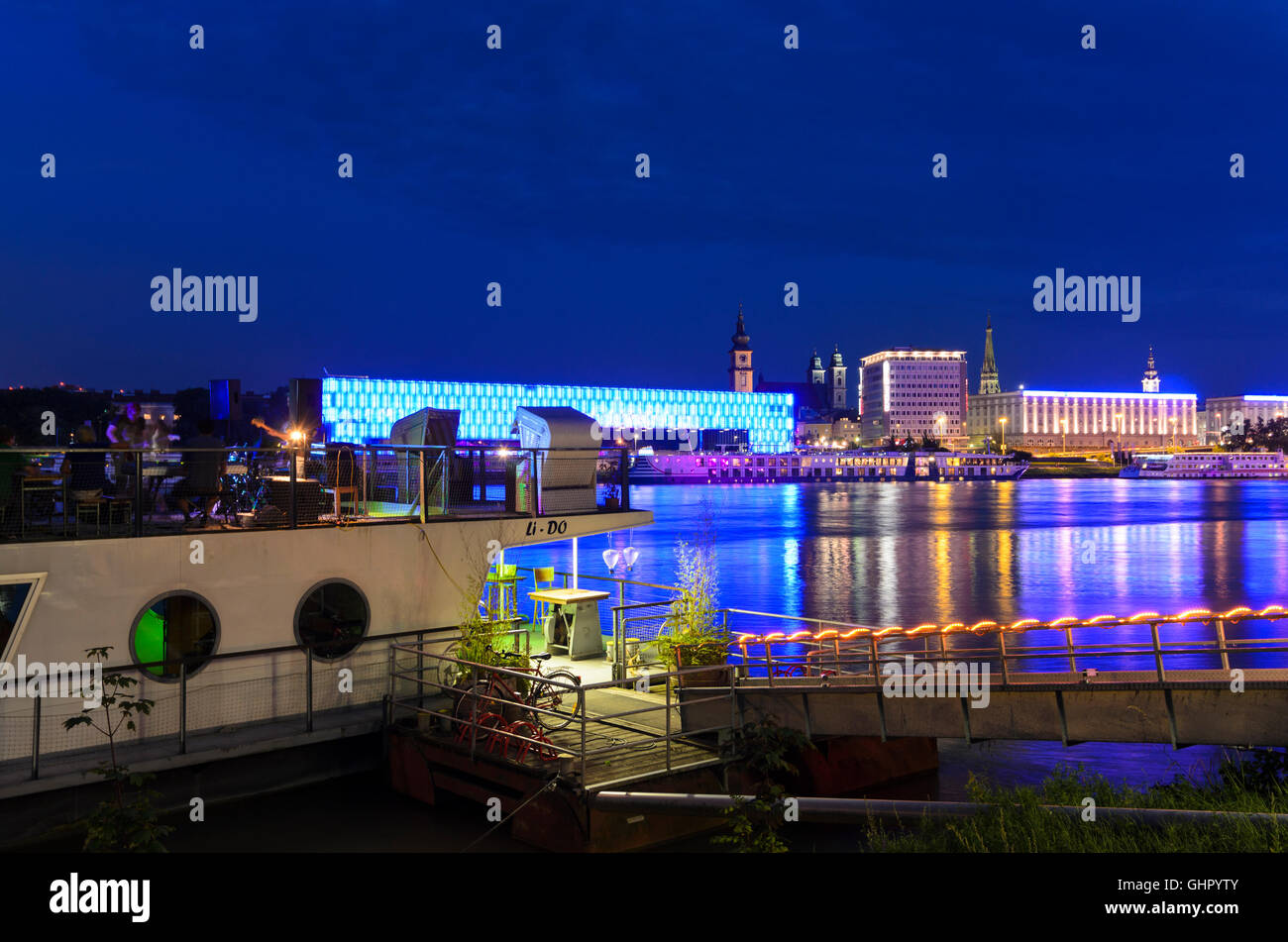 Linz: Lentos Kunstmuseum und die Türme der Pfarrei Kirche, alte Kathedrale, neuen Dom und Landhaus (State House) (links) ein Stockfoto