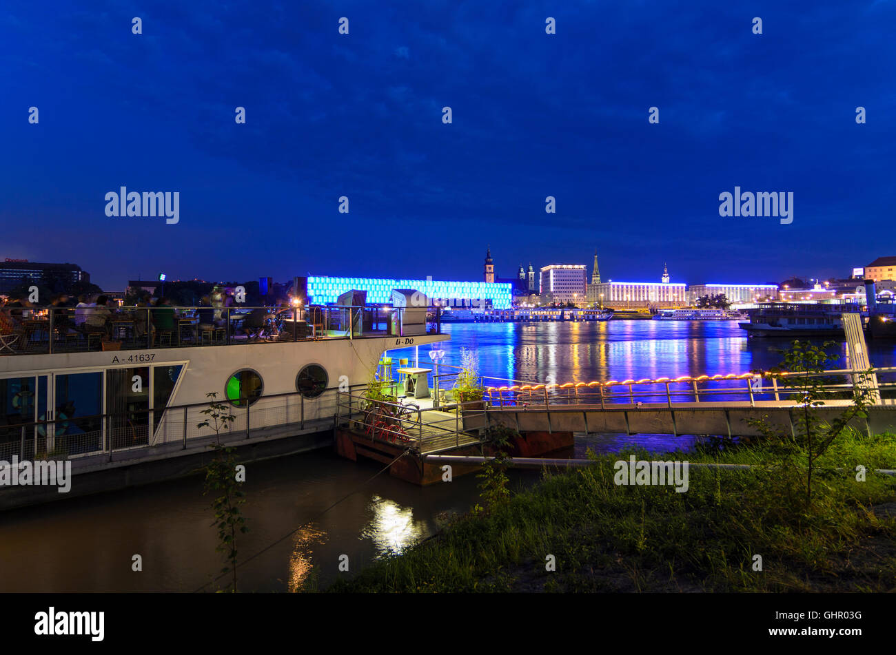 Linz: Lentos Kunstmuseum und die Türme der Pfarrei Kirche, alte Kathedrale, neuen Dom und Landhaus (State House) (links) ein Stockfoto