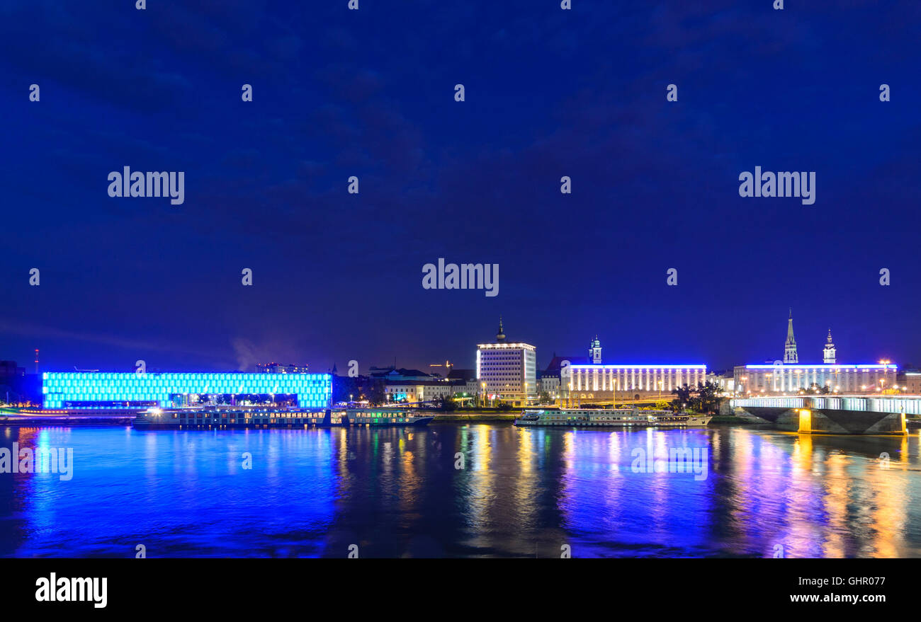 Linz: Lentos Kunstmuseum und die Türme der Pfarrei Kirche, alte Kathedrale, neuen Dom und Landhaus (State House) (links) ein Stockfoto