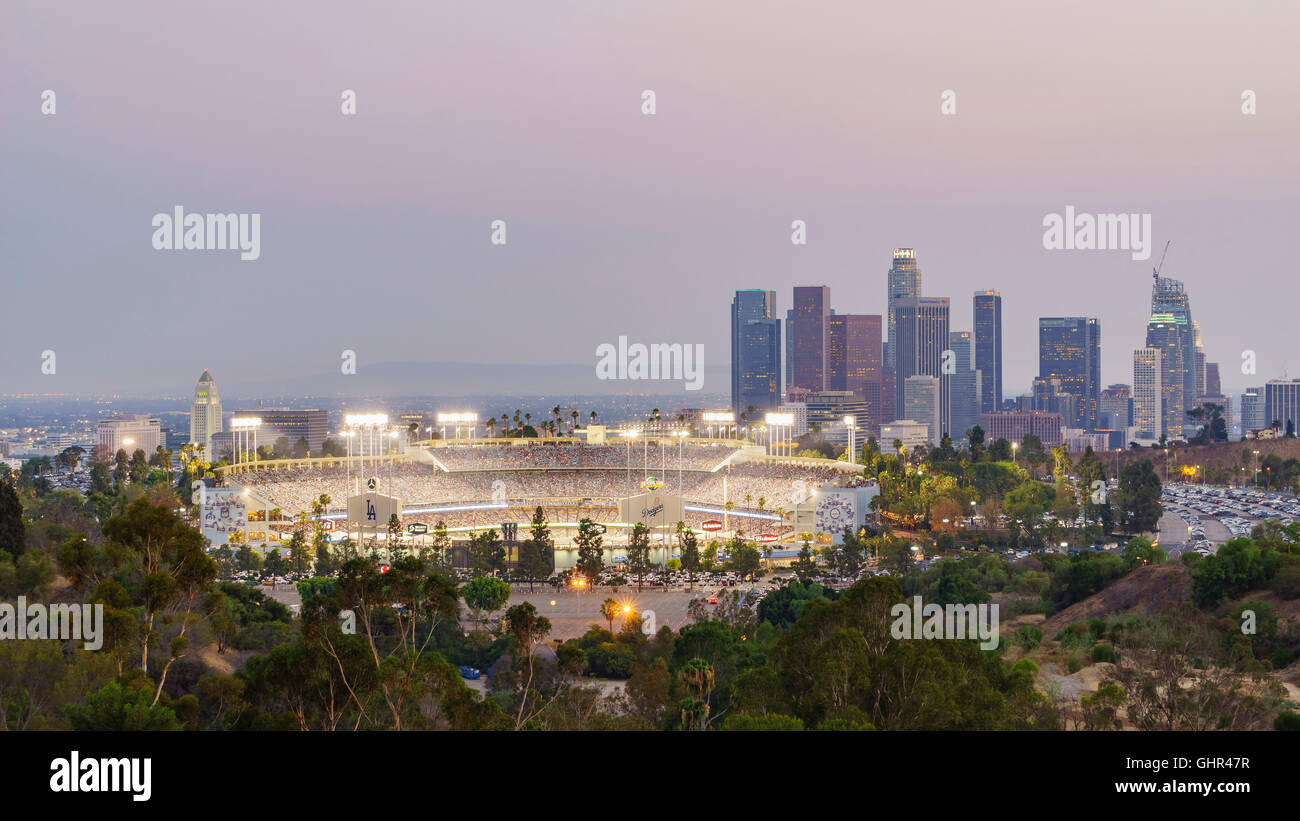 Los Angeles, JUL 29: Schöne Luftaufnahme von Dodger Stadium mit der Innenstadt am 29. Juli 2016 in Los Angeles. Stockfoto