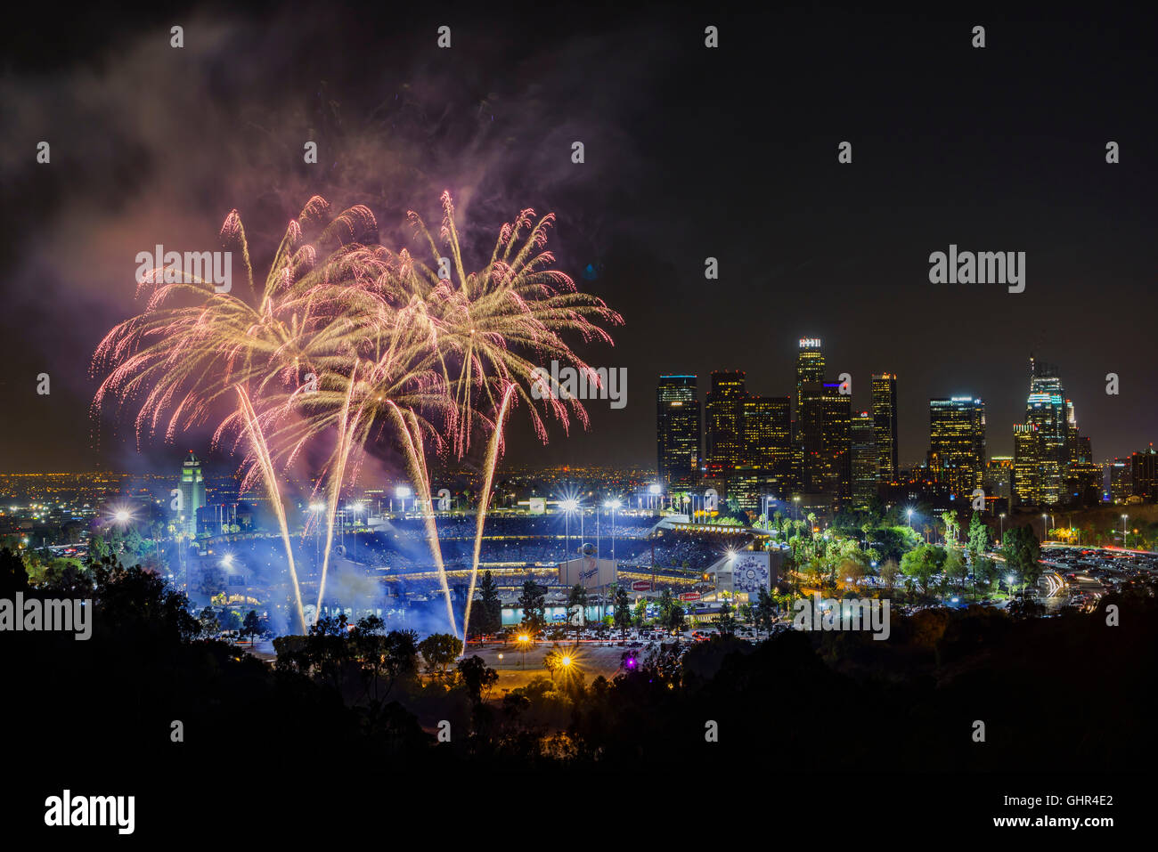Los Angeles, JUL 29: Schönen Feuerwerk über dem berühmten Dodger Stadium mit Innenstadt Blick auf 29. Juli 2016 in Los Angeles. Stockfoto