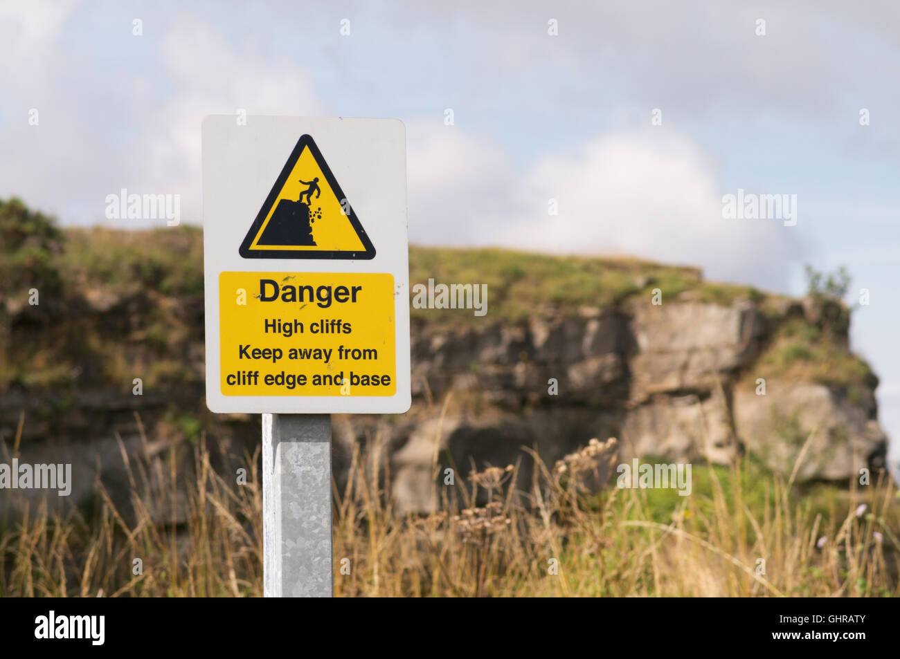Bekanntmachung, Gefahr, hohe Klippen, Marsden alter Steinbruch Naturschutzgebiet, Tyne und Wear, England, Großbritannien Stockfoto