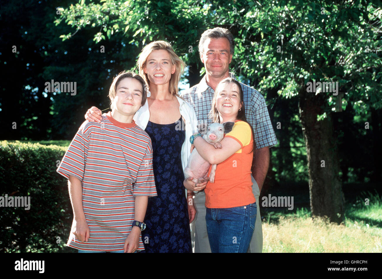 Ferkel Fritz Die Beiden Stadtkinder Vicki Und Max Haben Bei Dachmarke Urlaub Auf Dem Bauernhof Das Ferkel Fritz, Dem Sie Selbst Auf die Welt Geholfen Haben, in Ihr Herz Geschlossen... Bild: Max (FJODOR OLEV), Sophie (BARBARA RUDNIK), Vicki (JENNY STIEBEL), Martin (KLAUS J. BEHRENDT)-Regie: Peter Timm Stockfoto