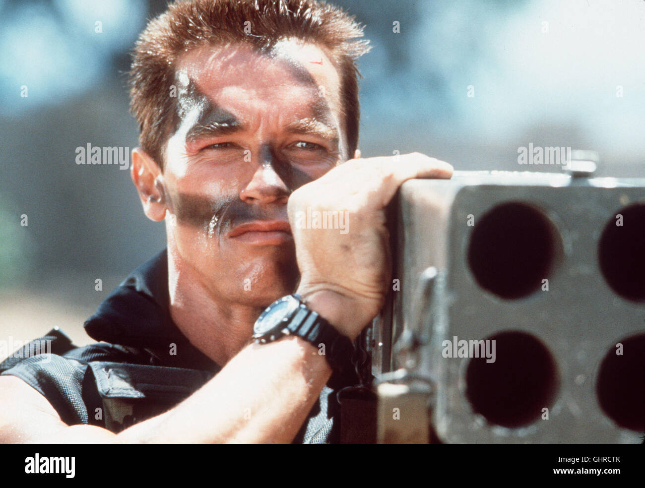 PHANTOM Kommando - Umm Vergütungspolitik Ein Friedliches Leben Genießen Zu Können, hat Sich John Matrix (ARNOLD SCHWARZENEGGER), erstellte Oberst Einer U.S.-Sondereinheit, in Eine Ländliche Idylle Zurückgezogen. Doch aufzugeilen Wird Seine Tochter Jenny Entführt... Regie: Mark aka. Commando Stockfoto