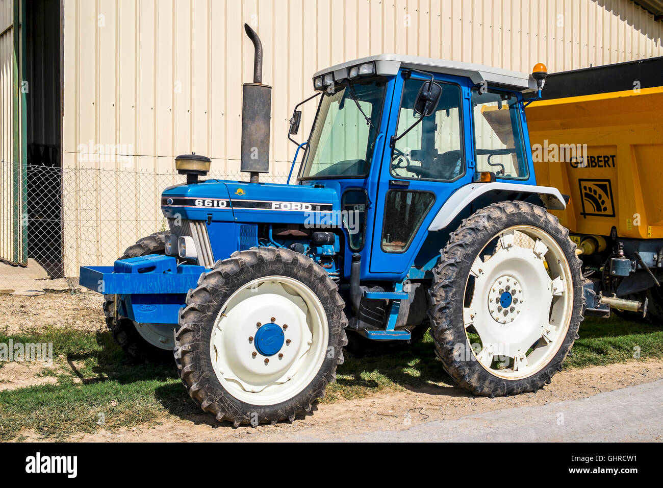 Ford 6610 Traktor und Anhänger - Frankreich Korn. Stockfoto