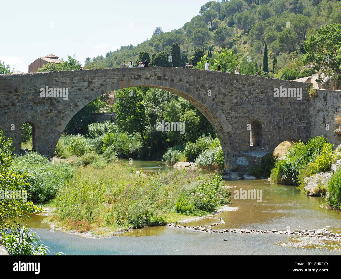 Historische Brücke über den Fluss l'Orbieu in Lagrasse, Languedoc Roussillon, Frankreich Stockfoto
