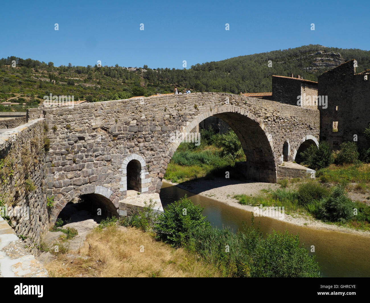 Historische Brücke über den Fluss l'Orbieu in Lagrasse, Languedoc Roussillon, Frankreich Stockfoto