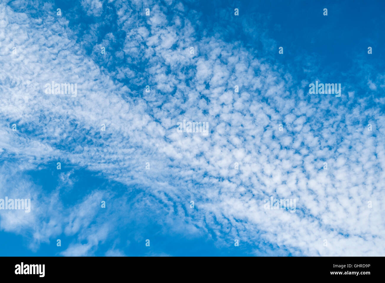 Blauer Himmel mit gesprenkelten Cirrocumulus hohe Wolken - Frankreich. Stockfoto