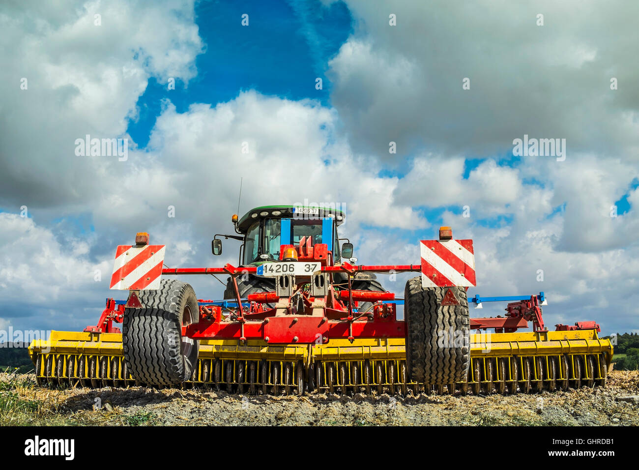 John Deere 8310R Ackerschlepper und Bodenfräse - Frankreich. Stockfoto