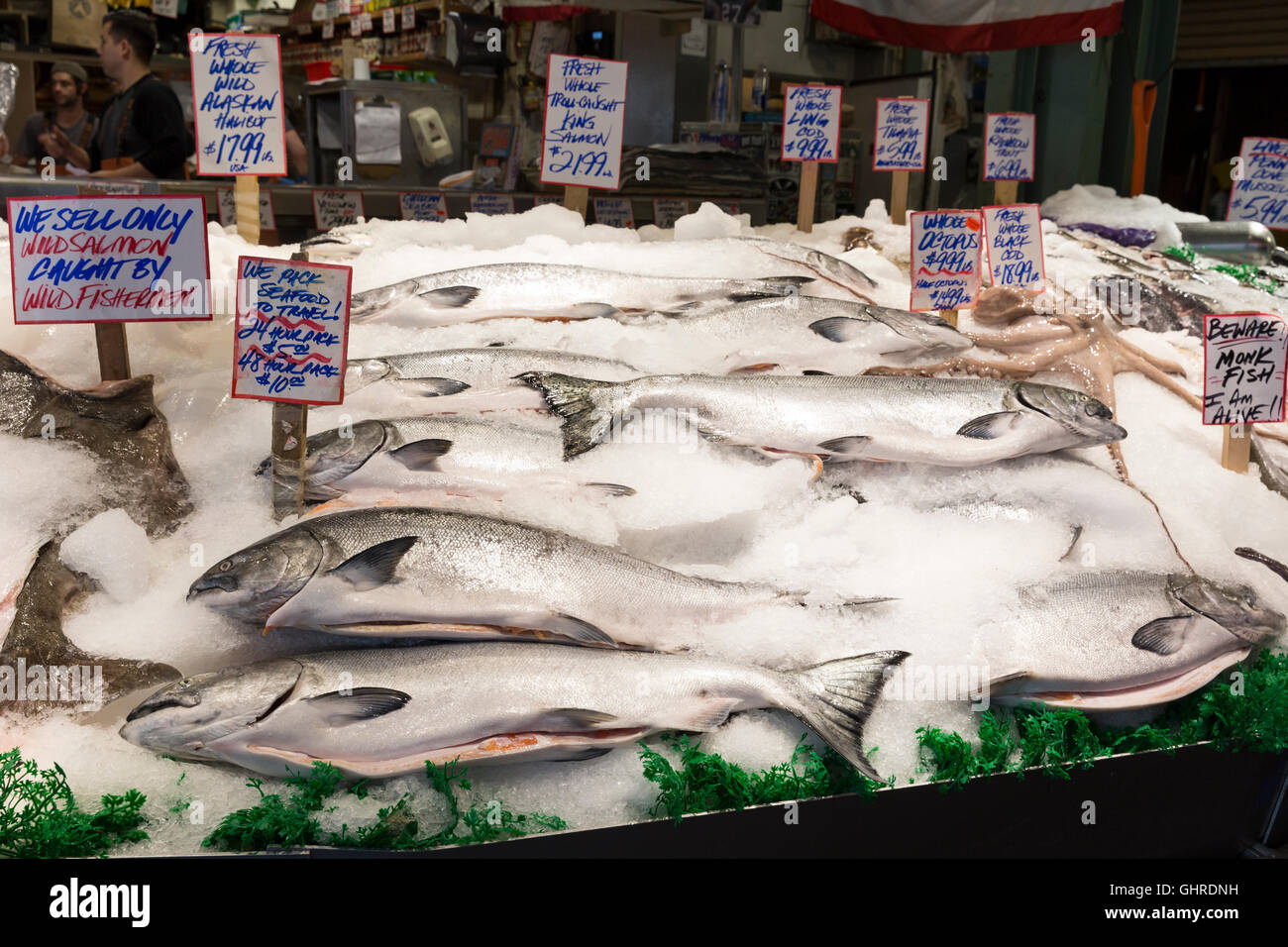 Seattle, Washington: Wildlachs zum Verkauf am Pike Place Fish Market. Stockfoto