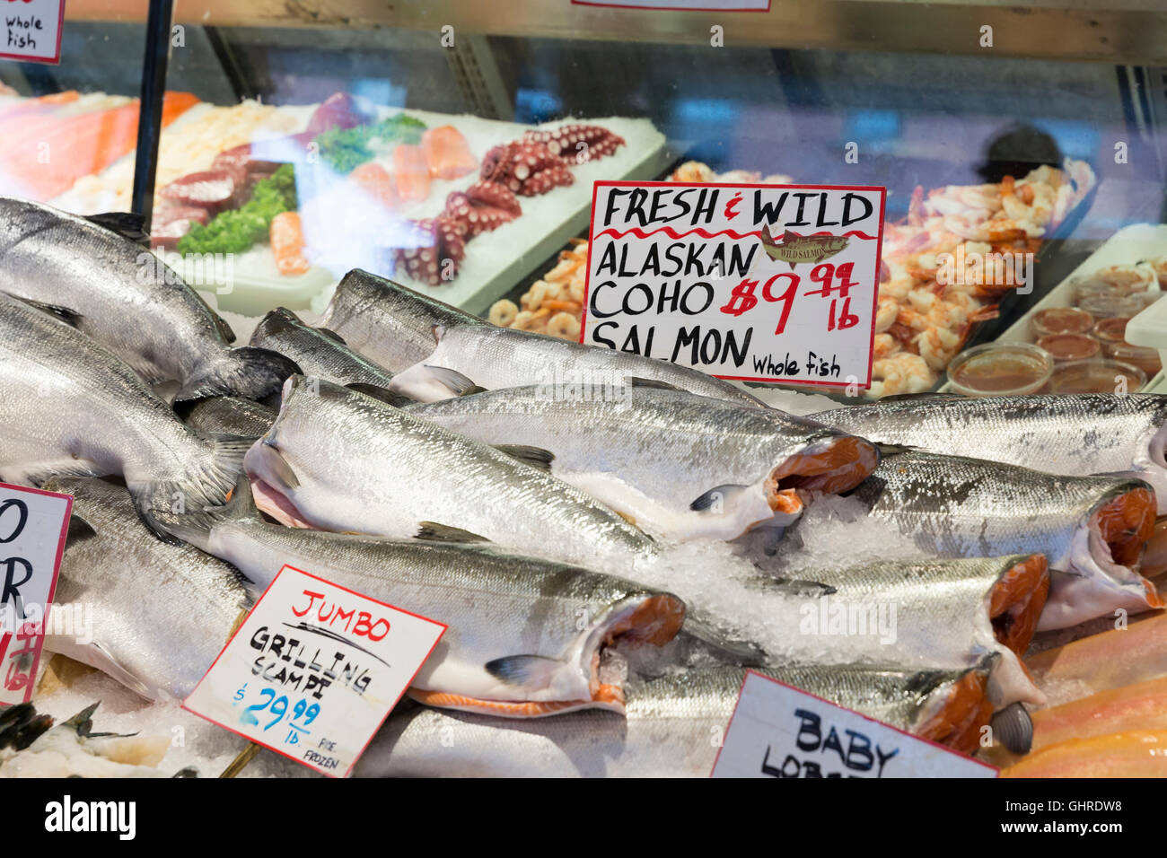 Seattle, Washington: Coho Wildlachs zum Verkauf an City Fish Co. im Pike Place Market. Stockfoto