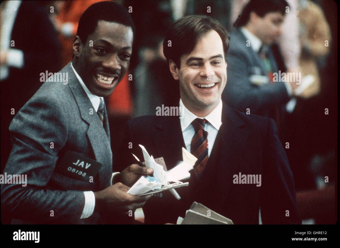 Sterben Sie Glücksritter - Aufgrund Einer Üblen Wette von Zwei Kauzigen Finanzmagnaten Verliert der Erfolgreiche Jungmanager Louis Winthorpe III Über Nacht Job, Haus Und Vermögen. Im Gegenzug Wird der Kleine Schwarze Gauner Billy Ray in Die Chefetage Geholt... Szene Mit EDDIE MURPHY (Billy Ray), DAN AKROYD (Louis Winthorpe III) Regie: John Landis aka. Handelsplätze Stockfoto