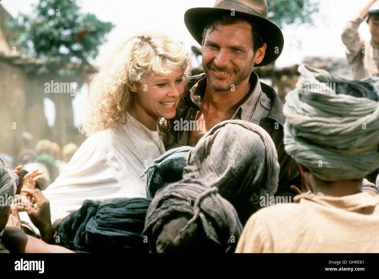 Indiana Jones Und der Tempel des Todes In Einem Indischen Dorf Wird der Archäologieprofessor Indiana Jones (HARRISON FORD), der Mit der Nachtclubsängerin Willie (KATE CAPSHAW) Unter-Wegs ist, Gebeten, sterben Kinder-Entführungswelle Aufzuklären. Regie: Steven Spielberg aka. Indiana Jones und der Tempel des Todes Stockfoto