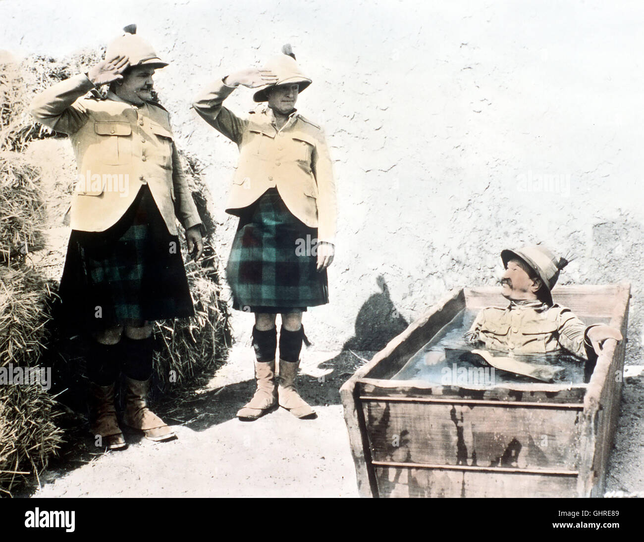 sterben Sie Grosse Metro-Lachparade HR 120 sterben Vergnügliche Film-Anthologie Reiht Glanzszenen aus Tatsache Hollywood-Komödien Mit Vielen Unvergesslichen Stars Aneinander. Foto: Szene Mit STAN LAUREL Und OLIVER HARDY. Regie: Robert Youngson aka. MGMs große Parade der Komödie Stockfoto