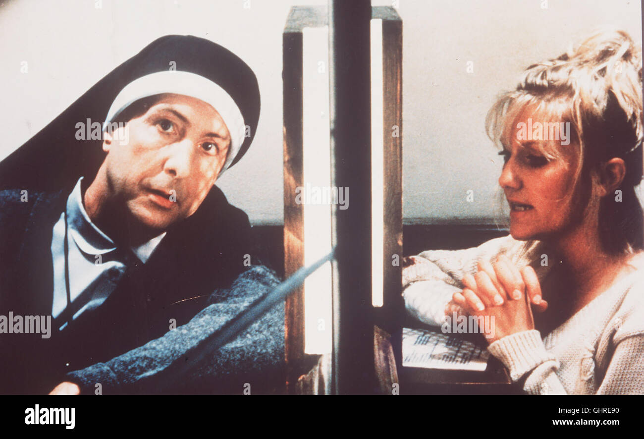 Nonnen Auf der Flucht - sterben Ganoven Brian Hope Und Charlie McManus Haben Auf der Flucht Vor der Polizei in Einem Kloster Zuflucht aber - als Nonnen Verkleidet Brian Hätte Eigentlich Jede Menge Zu Beichten... Szene Mit ERIC IDLE, l. (Brian Hope) Regie: Jonathan Lynn aka. Nonnen auf der Flucht Stockfoto