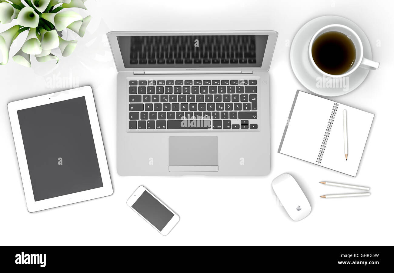 iPad, iPhone 5, Macbook Air und Apple Magic Mouse auf einem Schreibtisch  mit einer Tasse Kaffee, Lilien und ein Notizbuch und Bleistifte  Stockfotografie - Alamy