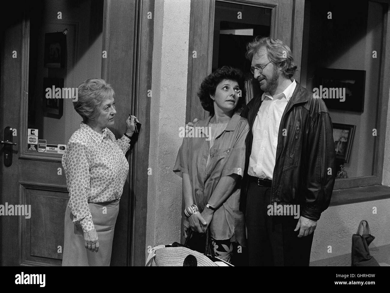 Clara Sperling (ERNI SINGERL) Hat Einen Raritätenhandel, der Mehr Recht als Schlecht Das Auskommen der Sperlings Sichert. BIZ wird Eines Tages Ein Kunde Auftaucht, der 30.000 DM Für Ein Bild Bezahlt, aus Dem er Einen "Echten" Spitzweg Machen. Als der Schwindel Auffliegt, Wird Clara in der Presse als "Clara S." des Betruges Bezichtigt... Szene Mit Helga (MONIKA BAUMGARTNER) Und Werner (FELIX VON MANTEUFFEL). aka. Wilm Ten Haaf Stockfoto