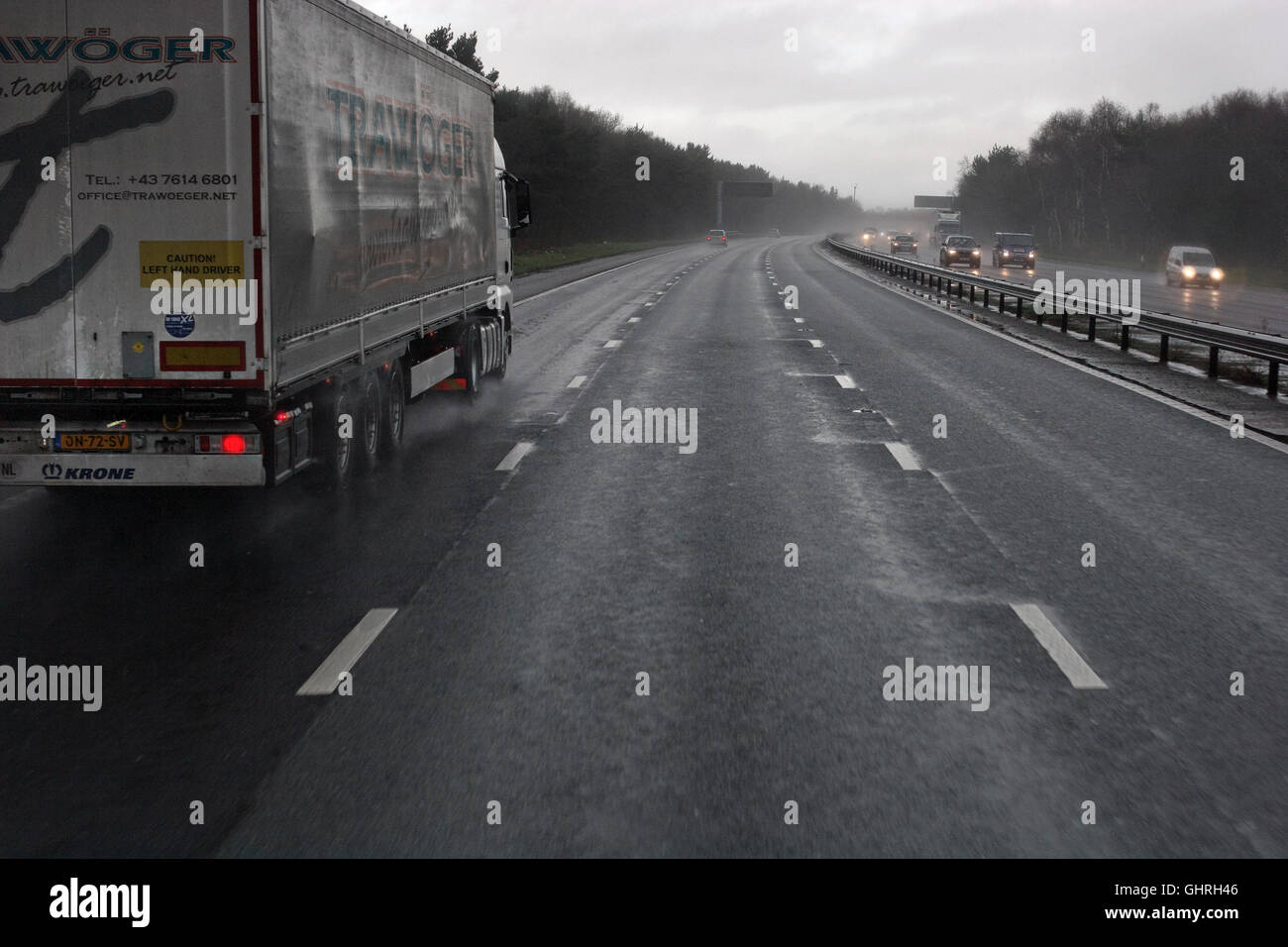 Ausländische Lkw auf de Autobahn in armen nassen Bedingungen. Stockfoto