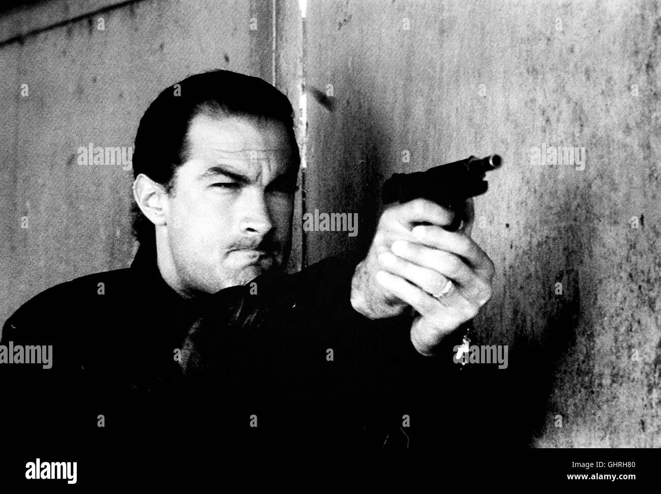 Nico - Polizist Nico (STEVEN SEAGAL) Deckt Das Engagement der CIA in illegalen Drogengeschäften Auf. Er Ermittelt Auf heraus Faust Weiter - Und Legt Sich Dabei Mit Eiskalten Und Gefährlichen Gegnern Jg. Regie: Andrew Davis aka. Über dem Gesetz Stockfoto