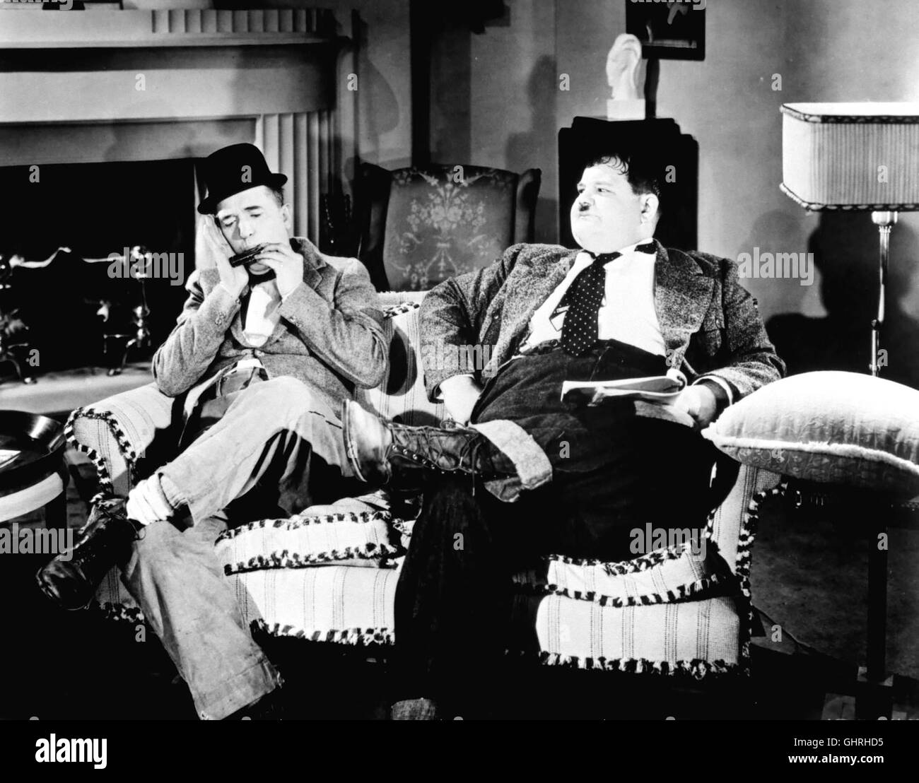 STERNSCHNUPPEN Pick a Star USA 1937 - Edward Sedgwick Um Seiner Angebeteten, Einer Provinzschönheit, Höhle Weg in Hollywood Zu Ebnen, Begibt Sich Ein Mechaniker in Die Filmmetropole. Als die Frau Nach Hollywood Kommt, hat er Jedoch Nichts Weiter Vorzuweisen als Einen Posten als Aushilfskellner. Sie hat Inzwi-Schen Dachmarke Heimatgemeinde Einen Filmschauspieler Kennengelernt, der Auch Außerhalb des Ateliers Den Frauenhelden Spielen Möchte, Und so Stellen Sich Einige Liebeswirrnisse Ein. STAN LAUREL - Stan, OLIVER HARDY - Oliver Regie: Edward Sedgwick aka. Wählen Sie einen Stern Stockfoto