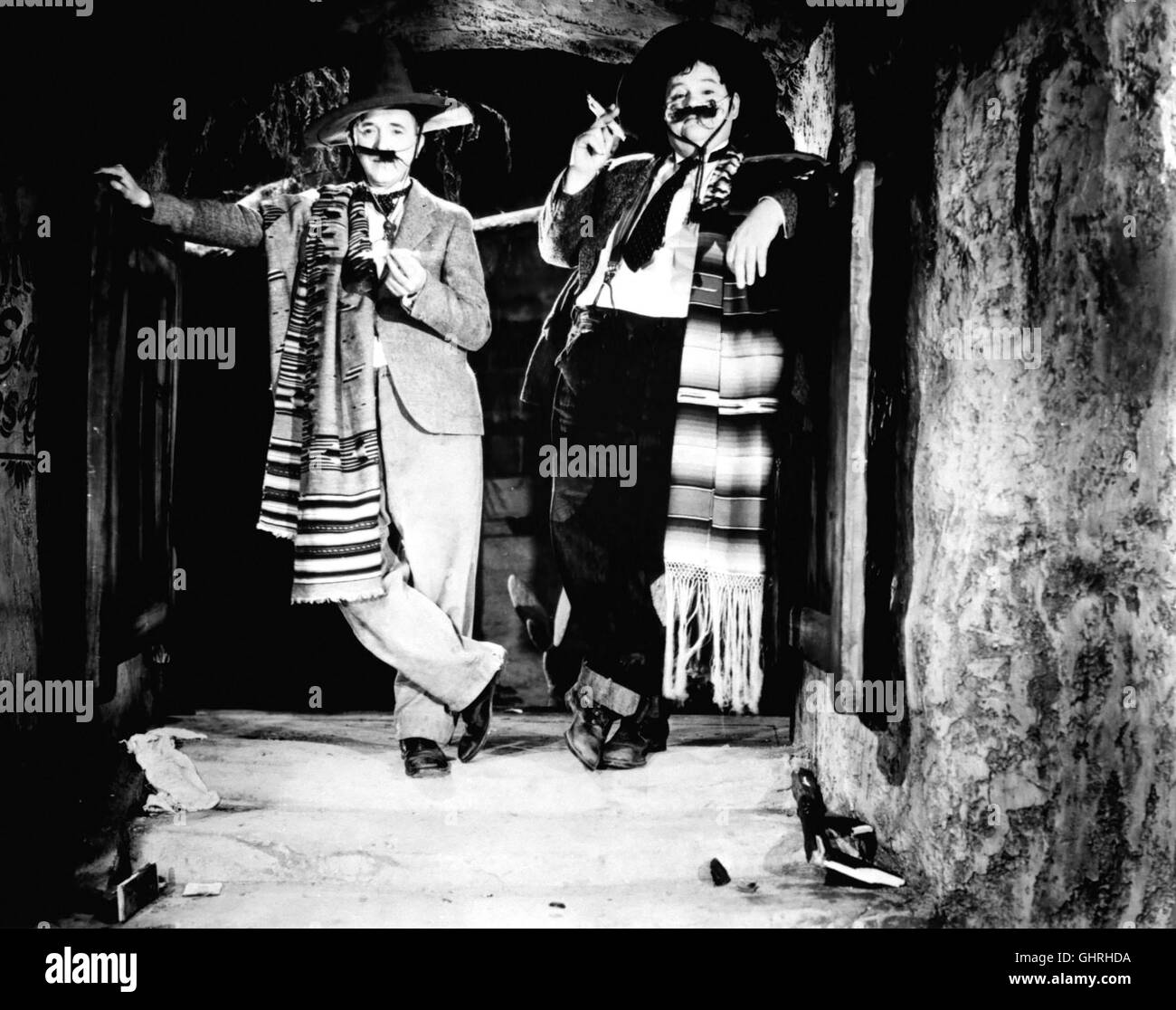 STERNSCHNUPPEN Pick a Star USA 1937 - Edward Sedgwick Um Seiner Angebeteten, Einer Provinzschönheit, Höhle Weg in Hollywood Zu Ebnen, Begibt Sich Ein Mechaniker in Die Filmmetropole. Als die Frau Nach Hollywood Kommt, hat er Jedoch Nichts Weiter Vorzuweisen als Einen Posten als Aushilfskellner. Sie Hat Inzwischen in Dachmarke Heimatgemeinde Einen Filmschauspieler Kennengelernt, der Auch Außerhalb des Ateliers Den Frauenhelden Spielen Möchte, Und so Stellen Sich Einige Liebeswirrnisse Ein. STAN LAUREL - Stan, OLIVER HARDY - Oliver Regie: Edward Sedgwick aka. Wählen Sie einen Stern Stockfoto