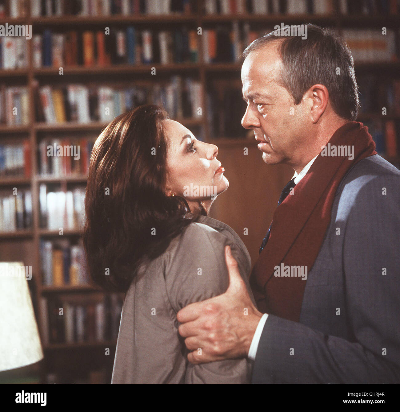 der Alte - Marlies Mender geht Kurz Vor Schalterschluß Notsch 8000 DM Abheben Und bin Folgenden Tag Mit Ihrer Freundin Gitta Nach Madeira Reisen. 18 Jahre Ehe Hatten sterben Naunheim der Vermögenden Marlies Zu Dem Verleger Horst Mender Abkühlen Lassen. Beim Überfall Auf die Bank Wird Sie Getötet. Erst als Bei Einem Weiteren Überfall der Serientäter Selbst Erschossen Wird, Erscheinen Die Comicautor Auf Marlies Mender in Einem Neuen Licht. Szene: Gitta Graf (EVELYN OPELA) Und Horst Mender (STEFAN WIGGER) Regie: BRD 1986 aka. Tod Vor Schalterschluß Stockfoto