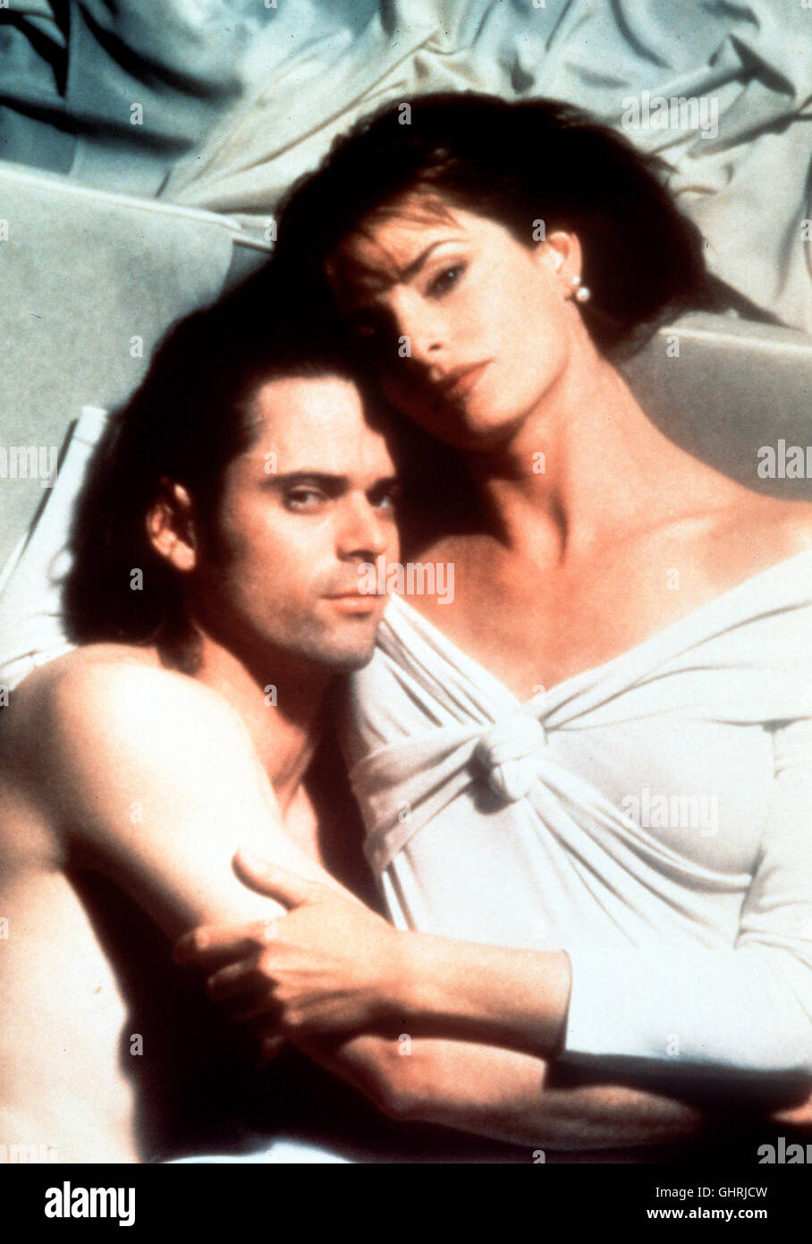 INDISKRETE LEIDENSCHAFT - Ein Junger Werbefilmer Verliebt Sich in sterben anziehend Frau Eines Mächtigen Bauunternehmers. Als Jugendbuchautorin Rachefeldzug Das Leben des Jungen Mannes Zerstört, Wehrt Sich aber Mit Seinen Mitteln. Ein Video Entlarvt sterben Kriminelle Machtgier des Unternehmers. Bild: Jim Lomax (C. THOMAS HOWELL), Caroline (JOAN SEVERANCE)-Regie: Richard Kletter aka. Gefährliche Indiskretion Stockfoto