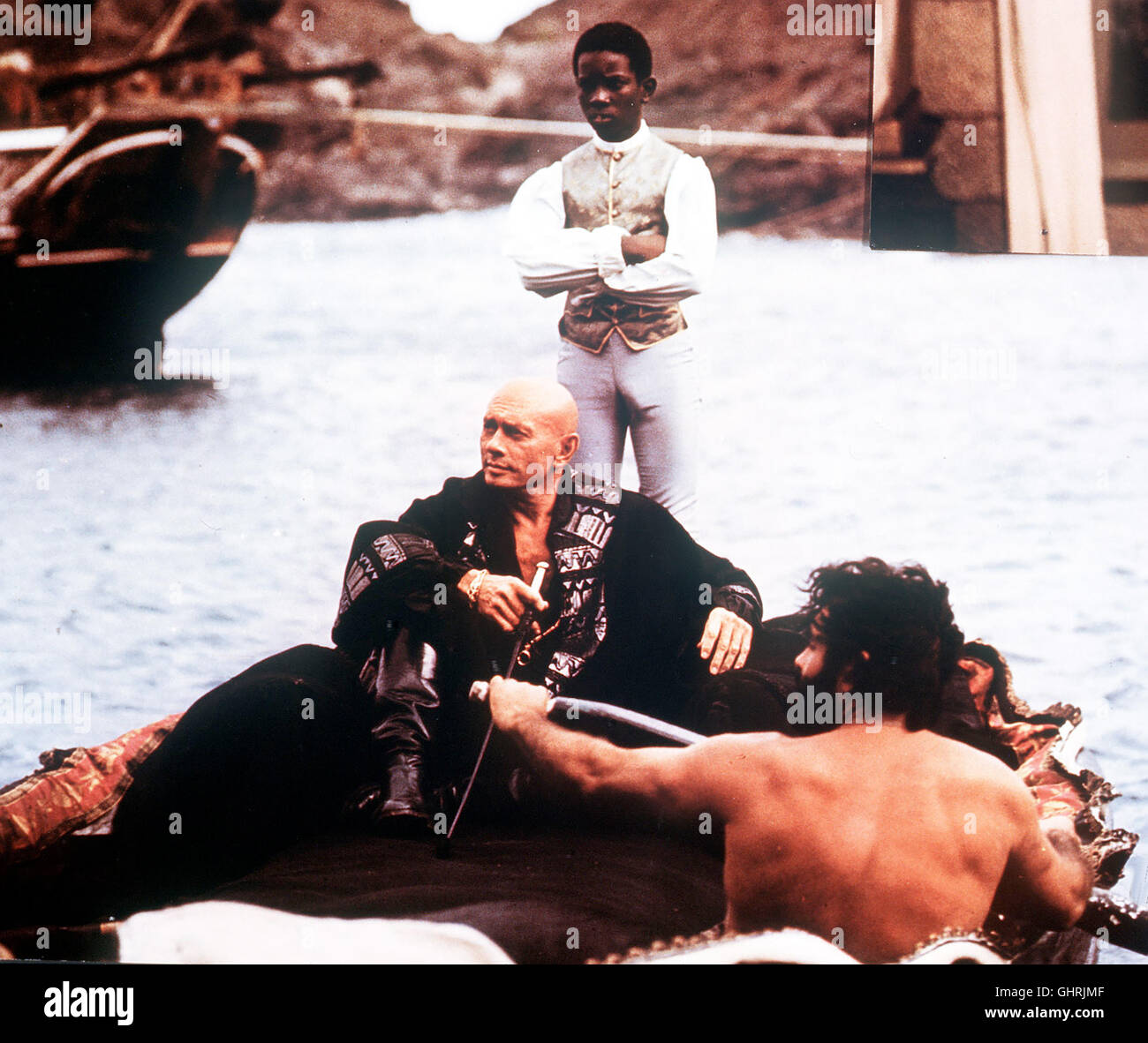 La Luz del fin del Mundo Ein Fernsehumsetzer Amerikanischer Goldsucher wird seine Große Liebe Vergessen Und Hat Sich als Hilfsleuchtturm-Wärter Auf Eine Einsame Felseninsel Zurückgezogen. Dort Allein Auf Sich Gestellt, Wird er in Einen Rücksichtslosen Kampf Gegen Eine Horde brutaler Seeräuber Verwickelt. Szene Mit Kongre (YUL BRYNNER, mi). Regie: Kevin Billington aka. La Luz del fin del Mundo Stockfoto