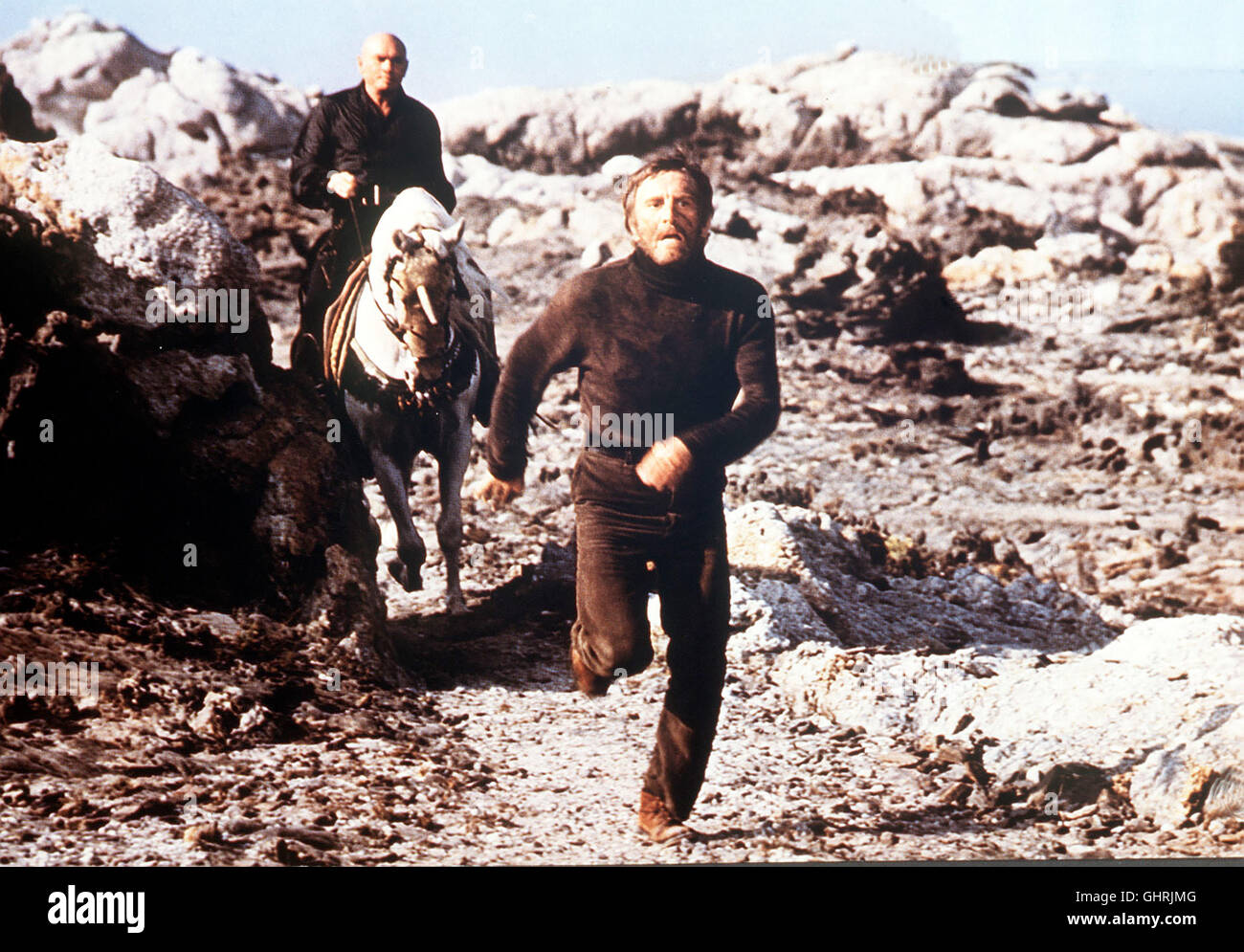 La Luz del fin del Mundo Ein Fernsehumsetzer Amerikanischer Goldsucher wird seine Große Liebe Vergessen Und Hat Sich als Hilfsleuchtturm-Wärter Auf Eine Einsame Felseninsel Zurückgezogen. Dort Allein Auf Sich Gestellt, Wird er in Einen Rücksichtslosen Kampf Gegen Eine Horde brutaler Seeräuber Verwickelt. Szene Mit Kongre (YUL BRYNNER, li) Und Denton (KIRK DOUGLAS). Regie: Kevin Billington aka. La Luz del fin del Mundo Stockfoto