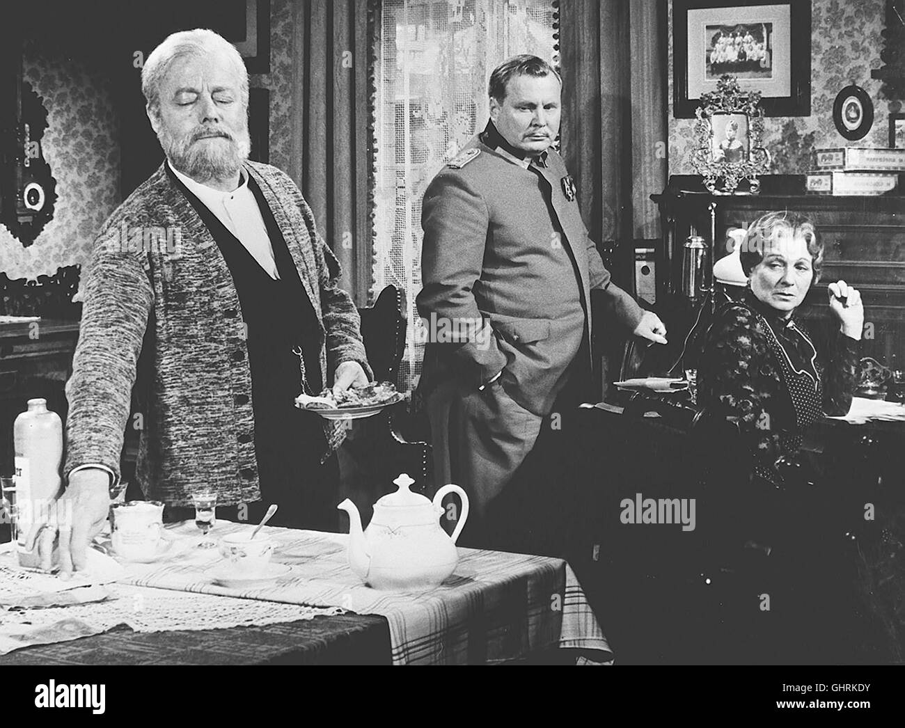 der Eiserne Gustav - Gustav Hartmann, Ringwaden Zeichens Droschkenkutscher in Berlin-Wannsee, ist Nicht Gewillt, Mit Seiner Treuen Lotte Vor Den Neumodischen Benzinkutschen Das Feld Zu Räumen. Das Bringt Ihn in Wachsende Schwierigkeiten. Als seine Familie Ihn Entmündigen Lassen wird, Sucht er Empört Das Weite. War aus Reiner Dickköpfigkeit Beginnt, Wird Zu Einer Triumphfahrt... Foto Vlnr.: Gustav Hartmann (HEINZ RÜHMANN), Karl-Friedrich MÜbius (ERNST SCHRÖDER), Marie, Gustavs Frau (LUCIE MANNHEIM). Regie: Georg Hurdalek Stockfoto