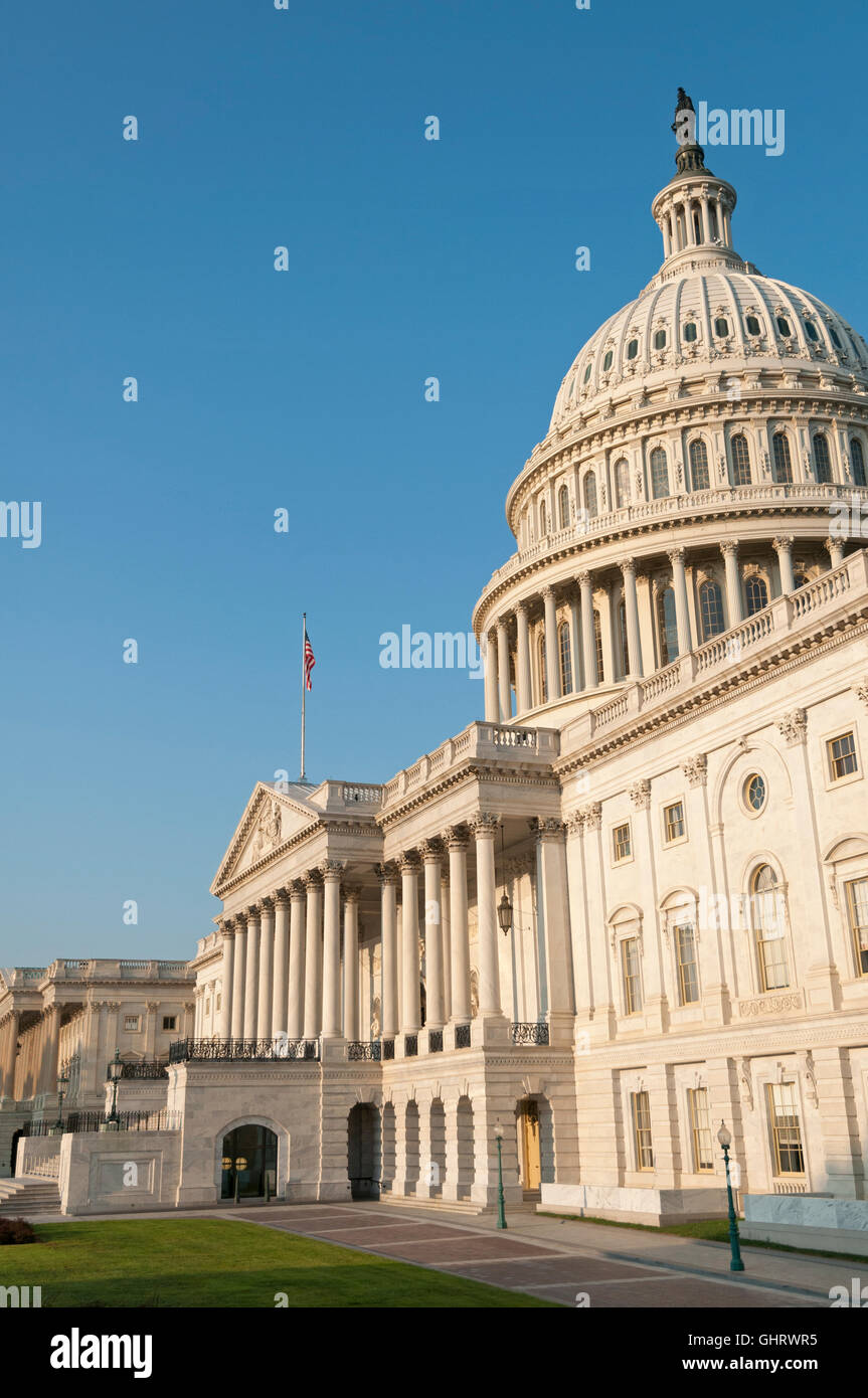 Die Ostfassade des dem US Capitol Building, kurz nach Sonnenaufgang. Stockfoto