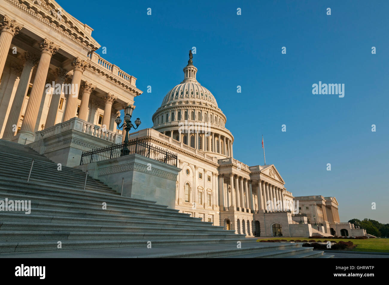 Die Ostfassade des dem US Capitol Building, kurz nach Sonnenaufgang. Stockfoto