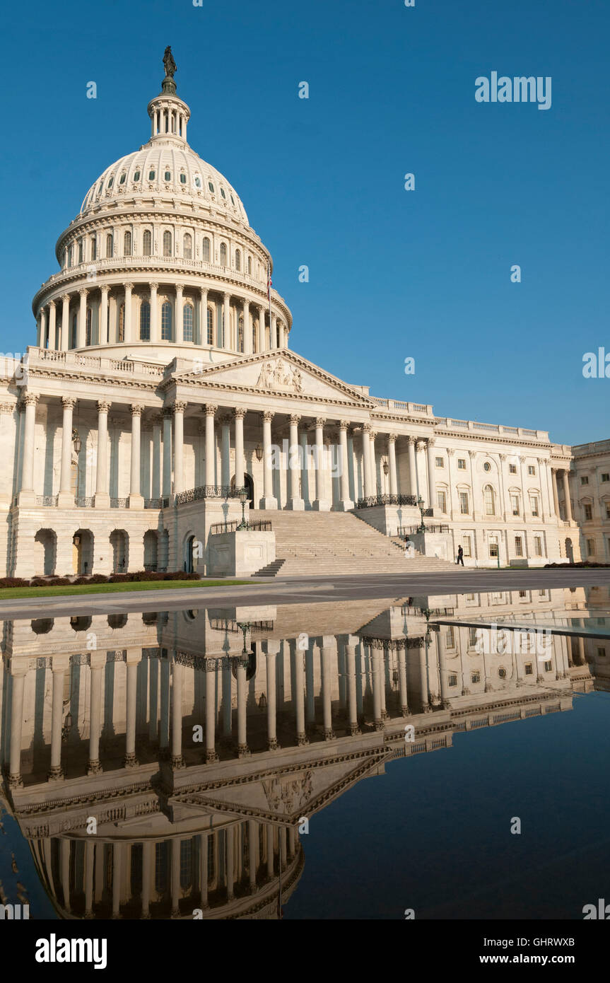 Die Ostfassade des dem US Capitol Building, kurz nach Sonnenaufgang. Stockfoto