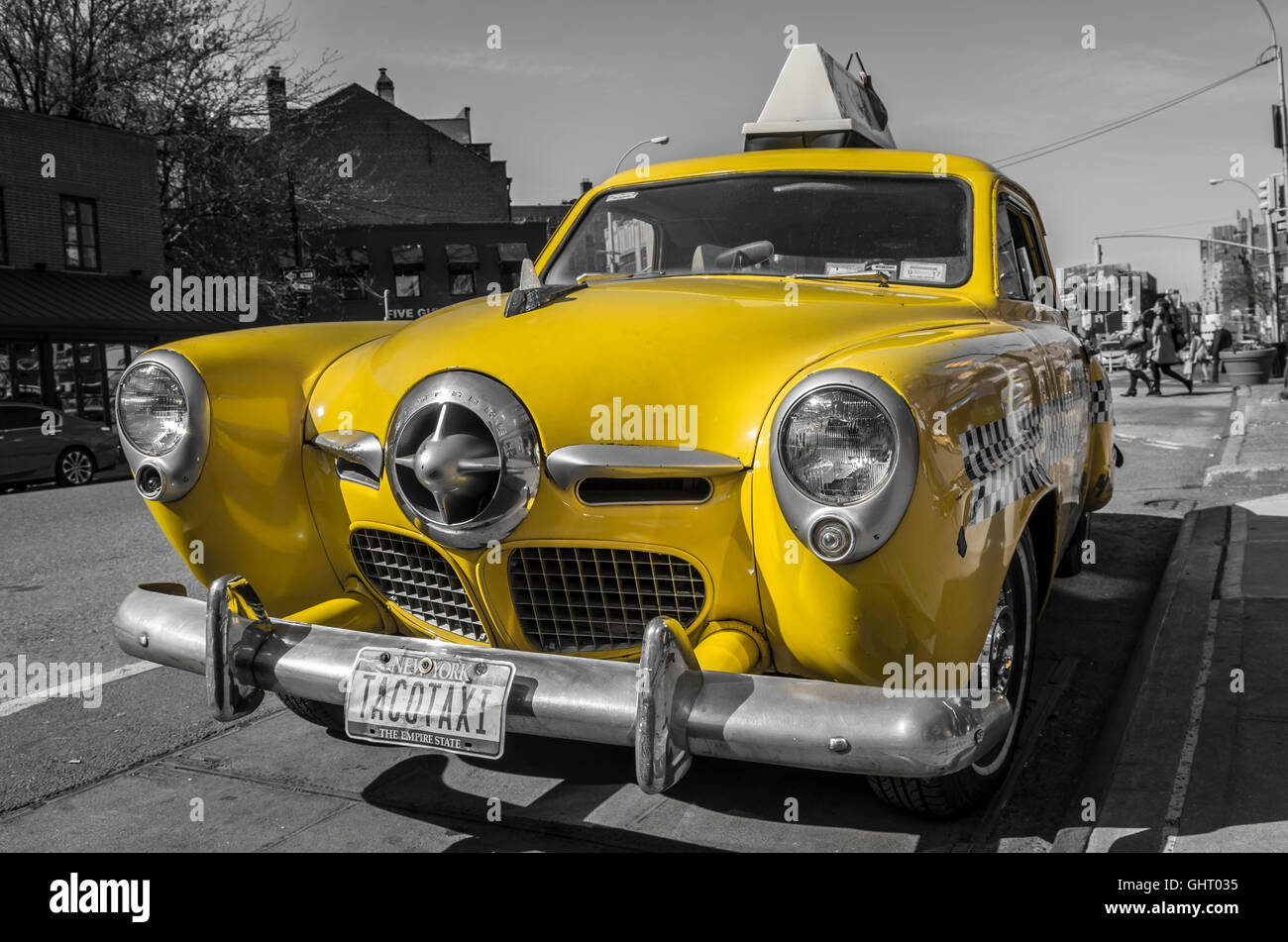 Jahrgang 1950 Studebaker gelbes Taxi Taxi Werbung Caliente Cab in Greenwich Village in New York. Selektive Farbe. Stockfoto