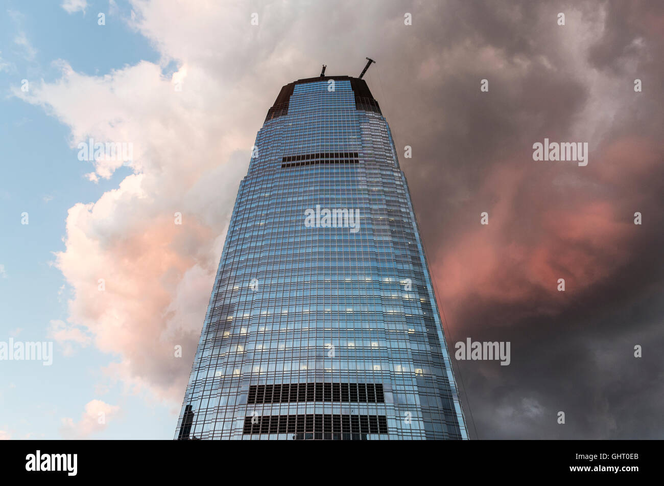 Goldman Sachs Wolkenkratzer in Jersey City mit dunklen und roten Gewitterwolken hinter bei Sonnenuntergang Stockfoto