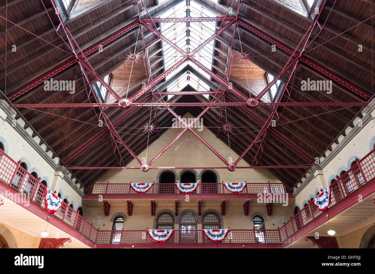 Innen- und architektonische Details von Dach und Decke des Central Railroad of New Jersey Terminals im Liberty State Park Stockfoto