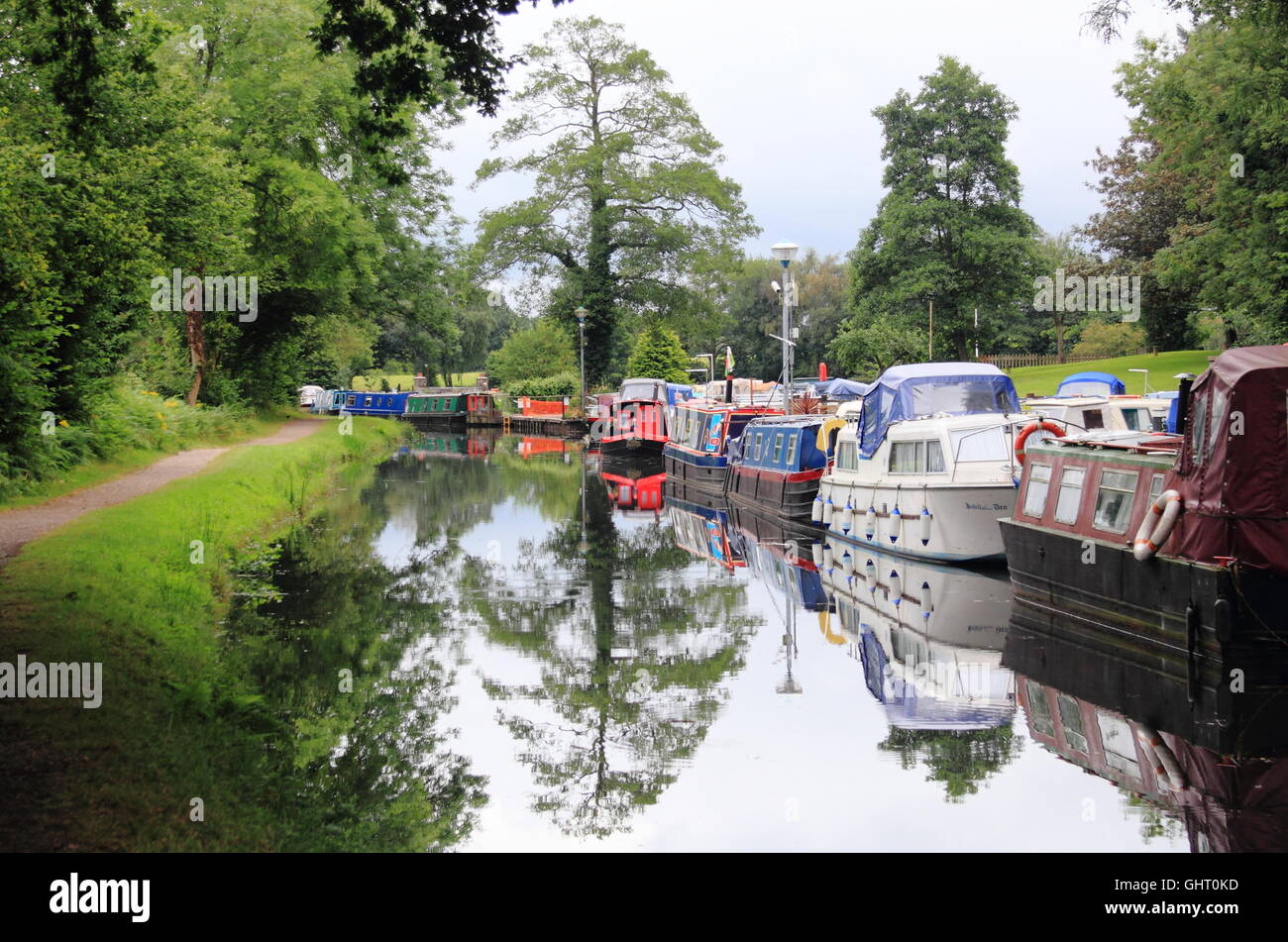 Narrowboats vor Anker am Monmouthshire und Brecon Canal am Goytre Wharf in der Nähe von Abergavenny, Südwales, Cymru, UK - Juli Stockfoto